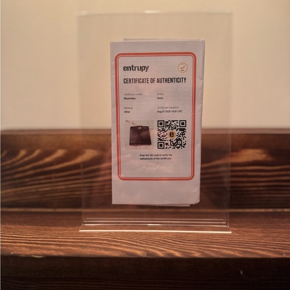 Gucci Leather Bifold Wallet
With certificate of authenticity

w:4.7 in h:3.9 in - Picture 11 of 11